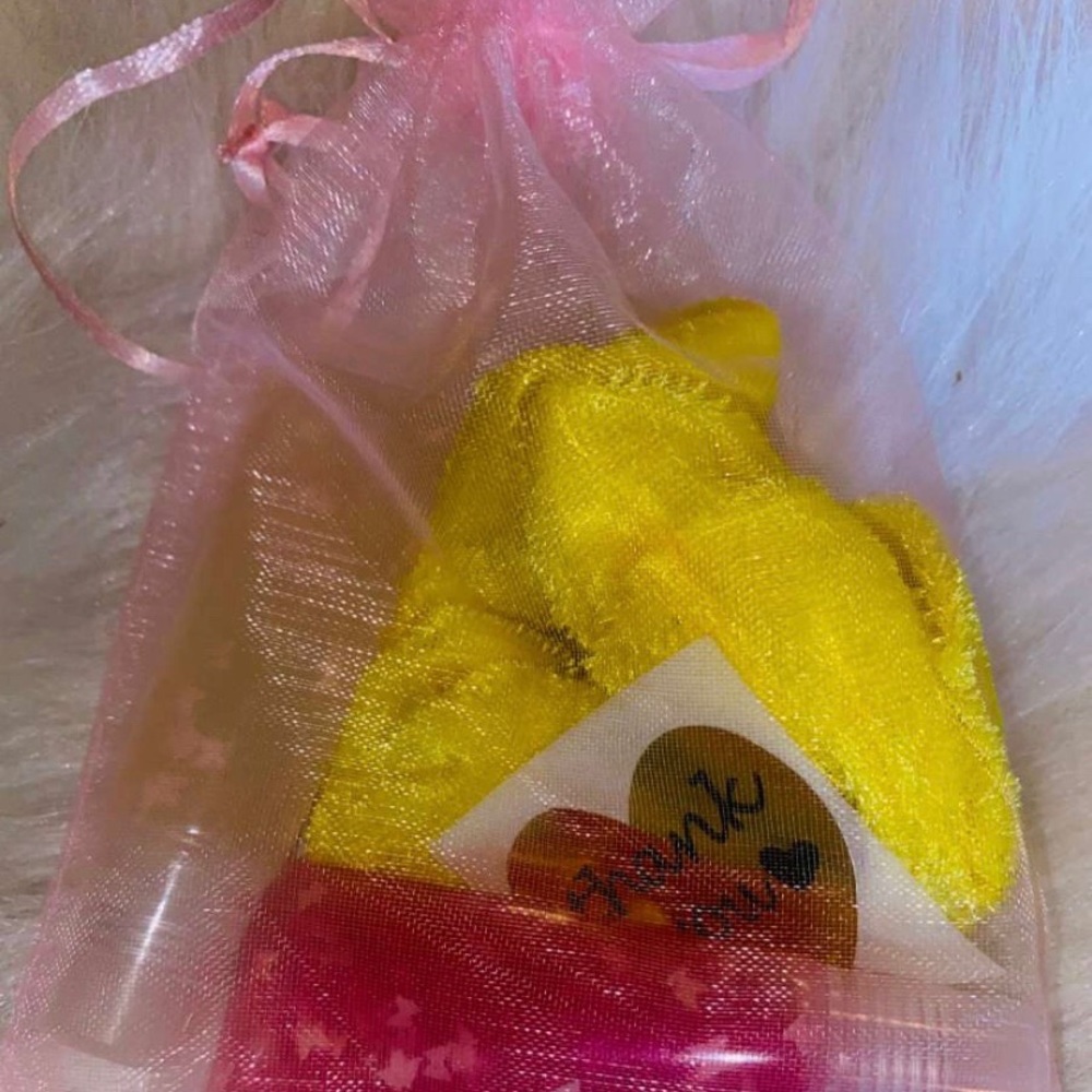 LIPGLOSS 2 FOR $8
